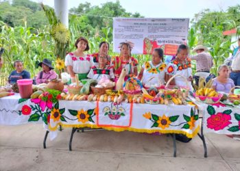 Participan familias productoras en eventos del Día Nacional del Maíz.