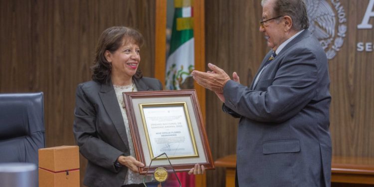 Recibe Ofelia Flores el Premio Nacional de Sanidad Animal 2022.