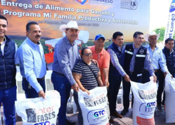 Entregan en Jaral activos productivos y alimento para cerdos