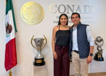 La Gobernadora Indira Vizcaíno y el titular de la Conade Rommel Pacheco revisan proyectos deportivos para el estado de Colima