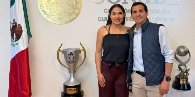 La Gobernadora Indira Vizcaíno y el titular de la Conade Rommel Pacheco revisan proyectos deportivos para el estado de Colima