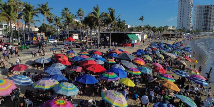 Playas de Sinaloa registran una gran afluencia de turistas esta Semana Santa