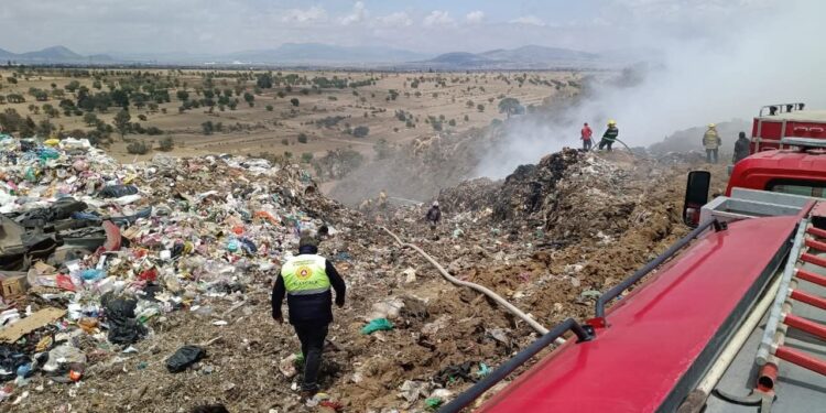 Bajo control incendio en relleno sanitario de Nanacamilpa; continúan labores de sofocación: Protección Civil estatal