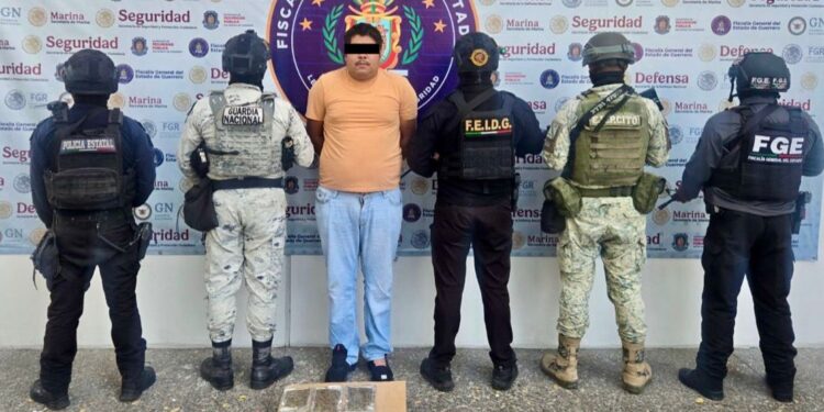 Detiene FGEGuerrero a Juan “N”, alias “El Goku”, le asegura presunta droga en Taxco de Alarcón