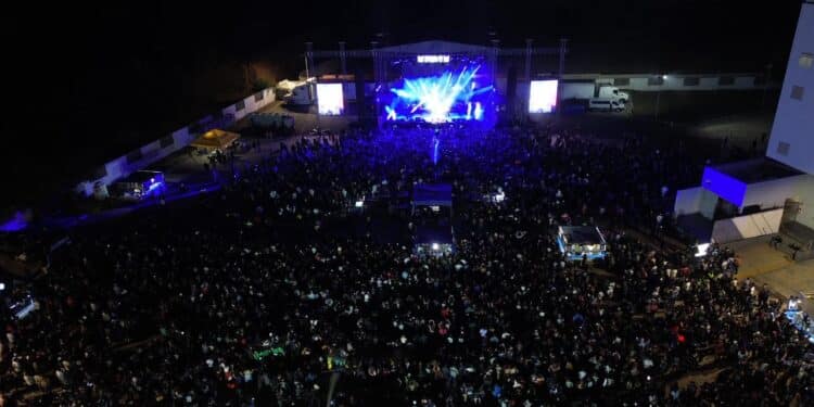 Más de 10 mil personas asisten al concierto de Pancho Barraza en la Semana de la Moto