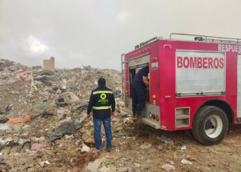 Autoridades estatales y municipales combaten incendio en relleno sanitario de Nanacamilpa