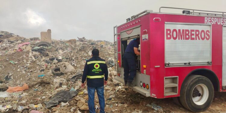 Autoridades estatales y municipales combaten incendio en relleno sanitario de Nanacamilpa