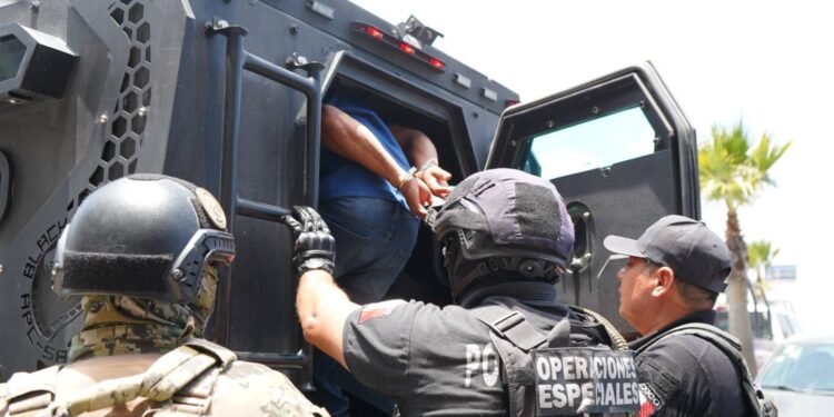 SEMAR, SSP y FGE realizan traslado de “El Bukanas” al Penal de Tepexi