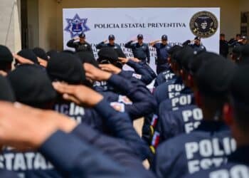 La SSP Sinaloa entrega constancias y reconocimientos a 46 policías estatales que culminan su curso del GOE