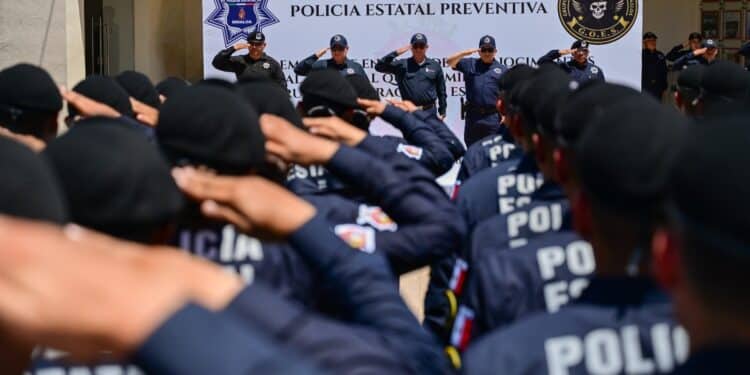 La SSP Sinaloa entrega constancias y reconocimientos a 46 policías estatales que culminan su curso del GOE
