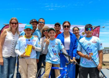 Con pesca y alegría, 100 niñas y niños celebran su día en El Maviri, Ahome