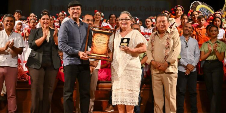 Folkloristas Unidos de Colima celebra 10° aniversario ante un teatro Hidalgo lleno
