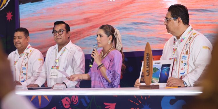 Evelyn Salgado entrega el Plan Integral de Turismo de La Unión y el Plan Estratégico de Posicionamiento y Desarrollo Turístico de Copala-Marquelia