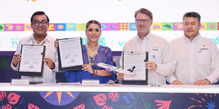 Firma Evelyn Salgado convenio con la empresa Volaris para poner en funcionamiento dos rutas aéreas
