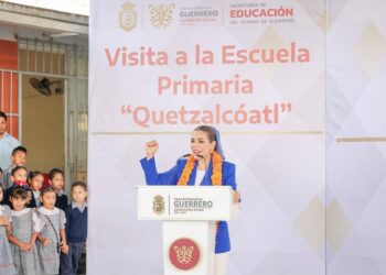 Encabeza Evelyn Salgado homenaje al lábaro patrio en la escuela primaria «Quetzalcóatl» de Chilpancingo 