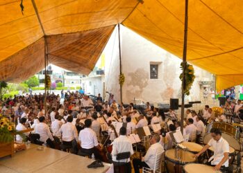 Engalana la Filarmónica de Acapulco los festejos por la Santa Cruz en Tetipac