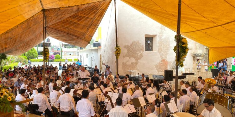 Engalana la Filarmónica de Acapulco los festejos por la Santa Cruz en Tetipac