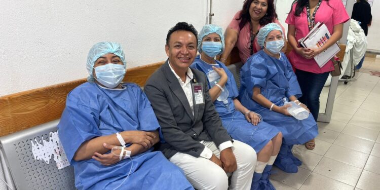 Beneficia ISSSTE a 12 mujeres tratadas por cáncer de mama con jornada de reconstrucción en el sureste del país