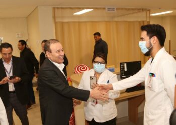 El Gobernador Durazo impulsa capacitación a médicos con mil becas para fortalecer atención a la salud