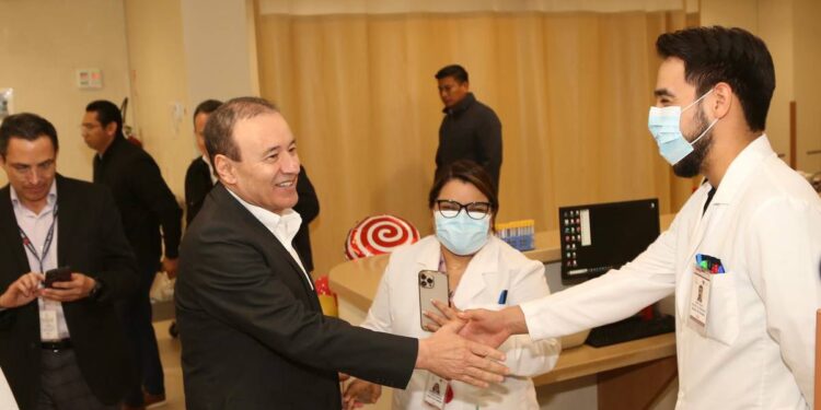 El Gobernador Durazo impulsa capacitación a médicos con mil becas para fortalecer atención a la salud