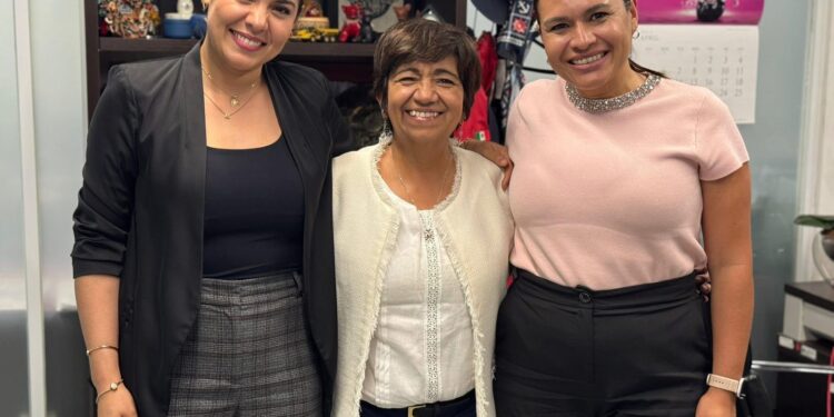 La gobernadora Indira Vizcaíno y titular de Sedatu trabajan para que más familias colimenses tengan vivienda