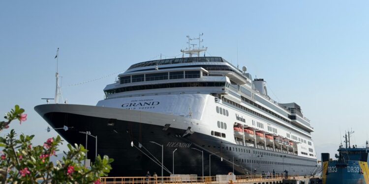 Arriba crucero Volendam a Manzanillo; fortalece la llegada de turismo internacional al destino colimense