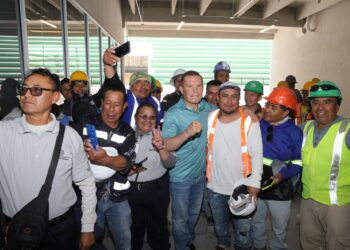 Campeones del boxeo mundial inspiran a estudiantes en la UDEP