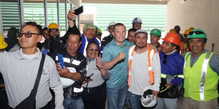 Campeones del boxeo mundial inspiran a estudiantes en la UDEP