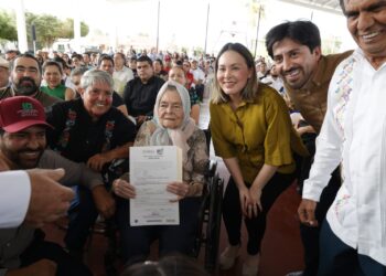 Gobernadora Yeraldine entregó títulos de propiedad que dan certeza jurídica a familias de Mocorito