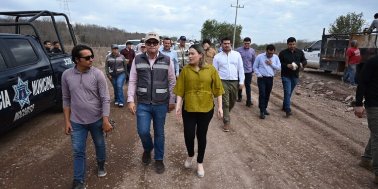 Supervisa Gobernadora Yeraldine construcción de carretera en Mocorito