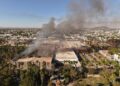 Continúan labores de atención y control tras incendio en plaza comercial de Los Mochis