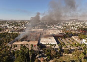 Continúan labores de atención y control tras incendio en plaza comercial de Los Mochis