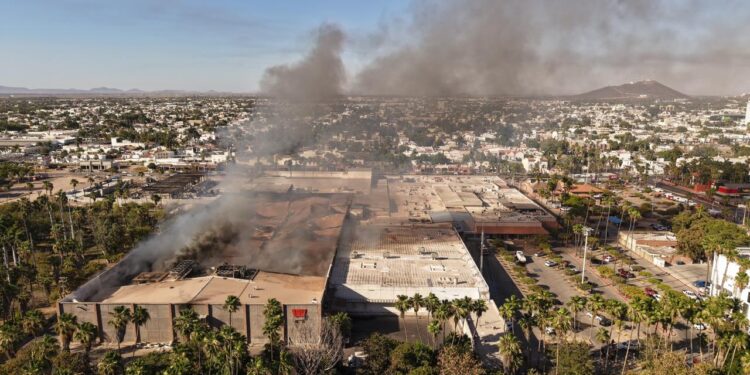Continúan labores de atención y control tras incendio en plaza comercial de Los Mochis