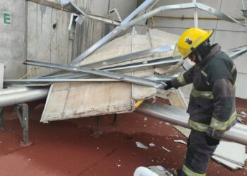 Protección Civil estatal atiende contingencia por fuertes vientos en Hospital de Traumatología