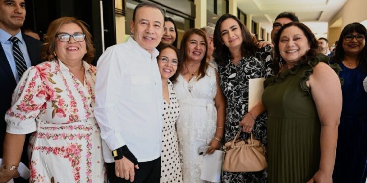 El Gobernador Durazo reconoce vocación transformadora de las maestras y maestros en su día