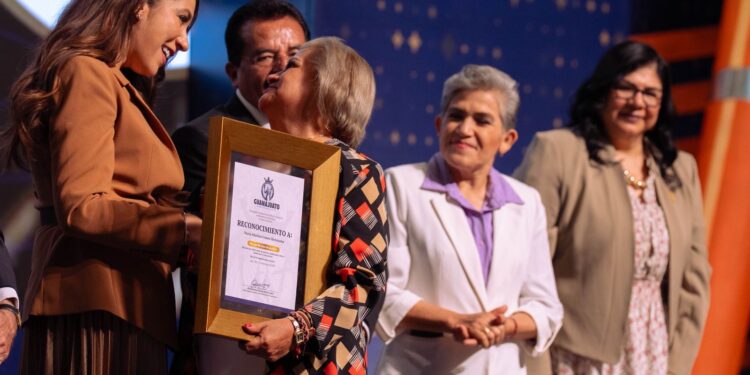Reconoce Libia Dennise la excelencia docente en el Día de la Maestra y el Maestro 2026