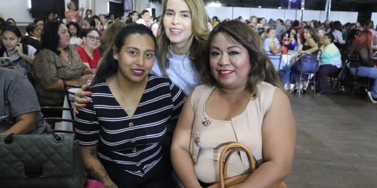 Celebra Marcela Maval a más de 600 mamás en Nogales