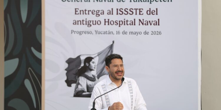 Recibe Martí Batres donación de antiguo Hospital Naval para brindar servicios médicos del ISSSTE en Yucatán