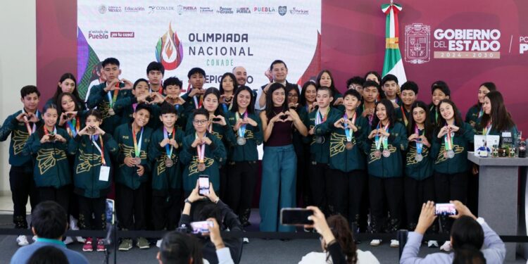 Gobierno de Puebla premia esfuerzo de atletas poblanos en Olimpiada CONADE 2026