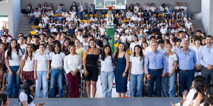 Hoy nacer en Colima es garantía de tener acceso a la educación con ColiBecas y programas federales: Indira Vizcaíno