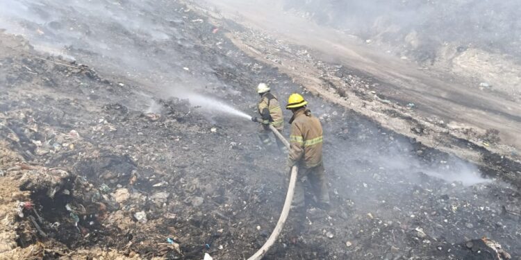 Gobierno del estado continúa apoyando en labores de combate en incendio de relleno sanitario de el Huiteco