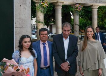 Secretaría de Turismo Mireya Sosa Osuna entrega presea «Grano de Oro» y medalla «Granito de Oro»
