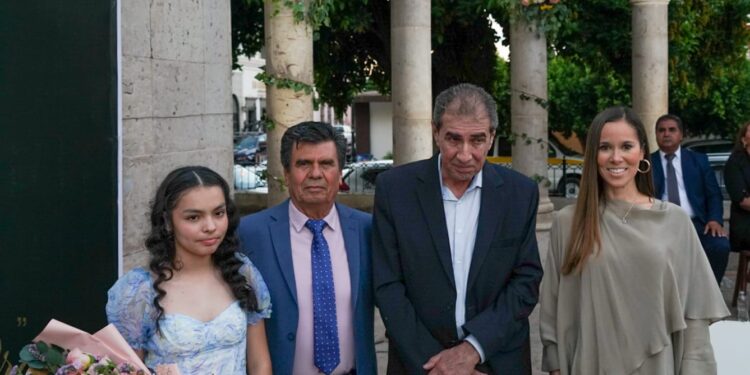 Secretaría de Turismo Mireya Sosa Osuna entrega presea «Grano de Oro» y medalla «Granito de Oro»