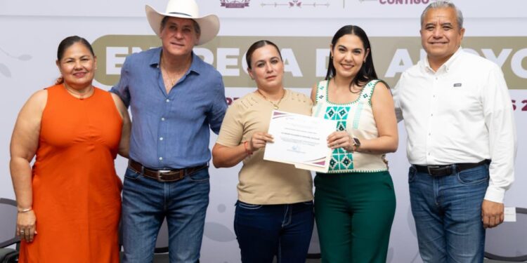 Indira Vizcaíno entregó cartas de autorización de apoyo por 9 mdp a productores del agro colimense