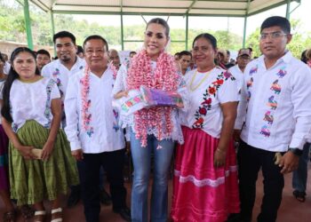 Evelyn Salgado reafirma compromiso con pueblos originarios, lleva obras y servicios a Ñuu Savi