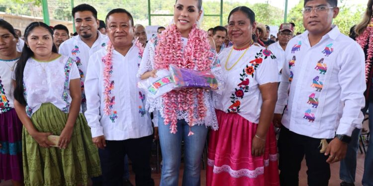 Evelyn Salgado reafirma compromiso con pueblos originarios, lleva obras y servicios a Ñuu Savi