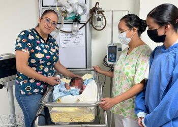 Martí Batres da la bienvenida al primer bebé nacido en el HG Calero del ISSSTE en Morelos, desde su reapertura