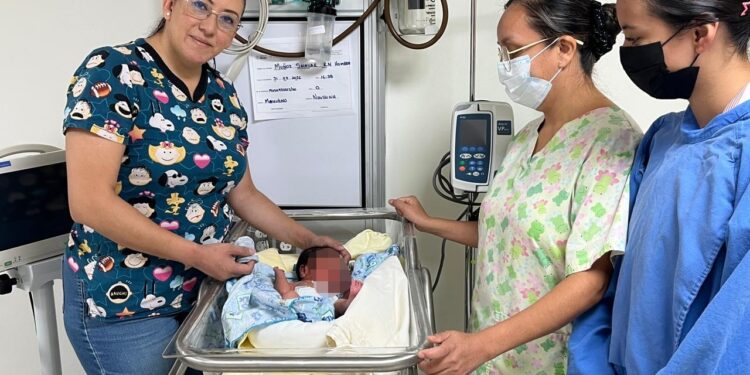 Martí Batres da la bienvenida al primer bebé nacido en el HG Calero del ISSSTE en Morelos, desde su reapertura