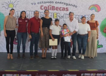 Gobierno de Indira Vizcaíno entrega mochilas, útiles y uniformes a estudiantes de primaria en Tecomán