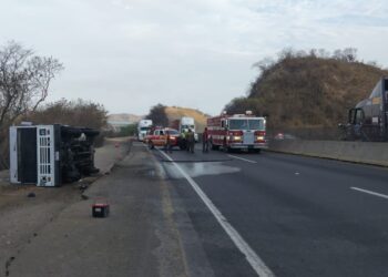 Sin lesionados tras volcadura en la autopista Manzanillo-Colima; atienden PC Manzanillo y Guardia Nacional